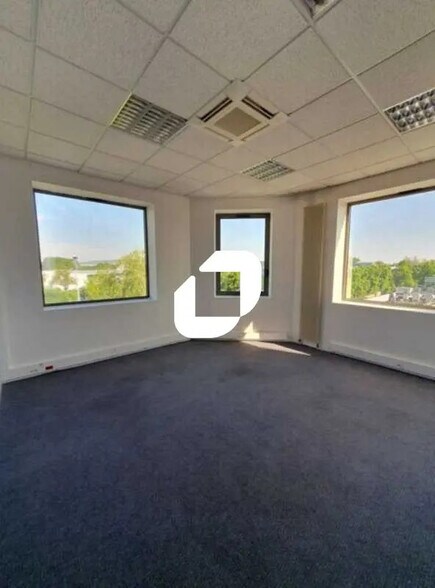 Bureau dans Poissy à louer - Photo de l’immeuble – Image 2 sur 9