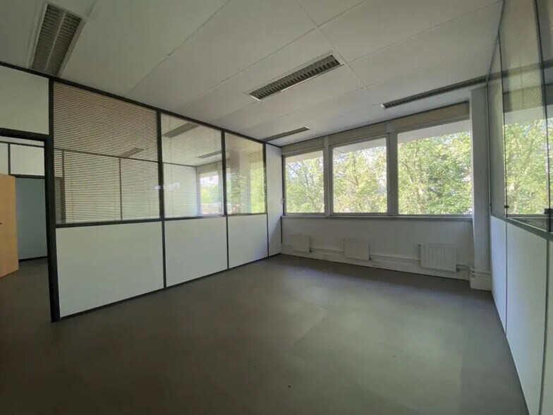 Bureau dans Fontenay-sous-Bois à louer - Photo de l’immeuble – Image 3 sur 10