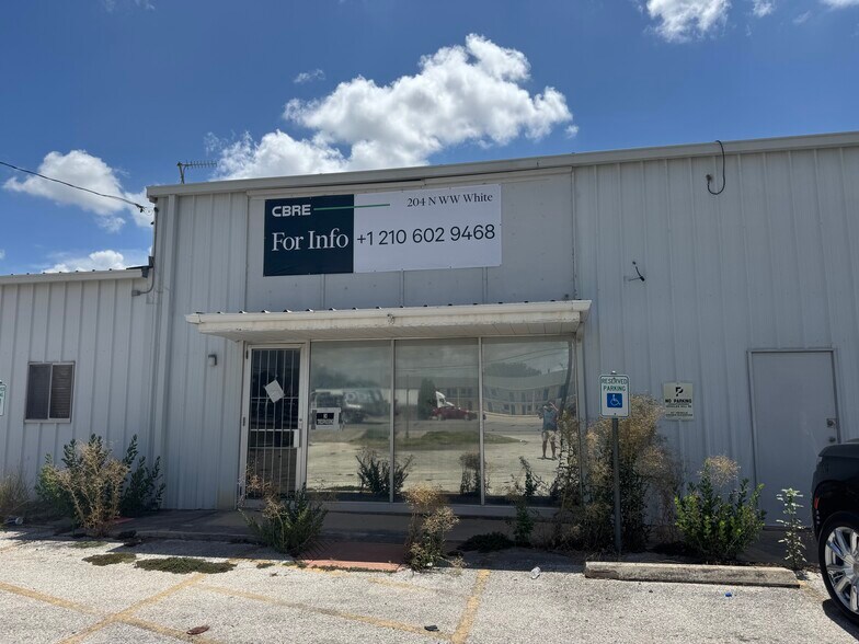 204 N WW White Rd, San Antonio, TX à louer - Photo de l’immeuble – Image 3 sur 7