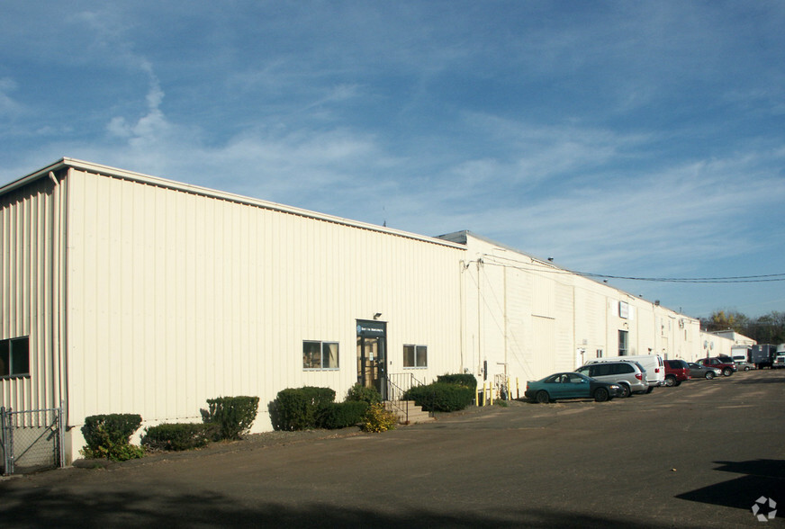 100 Republic Dr, North Haven, CT à louer - Photo de l’immeuble – Image 3 sur 5