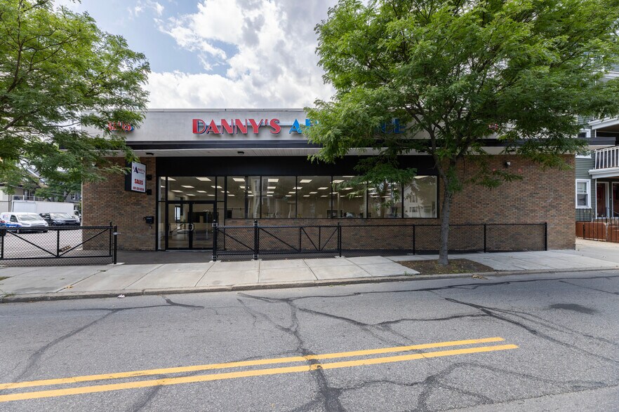 200 Academy Ave, Providence, RI à louer - Photo de l’immeuble – Image 1 sur 24
