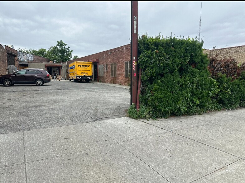 62-22 Metropolitan Ave, Flushing, NY à louer - Photo de l’immeuble – Image 3 sur 7