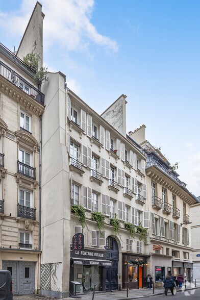 Immeuble residentiel dans Paris à vendre - Photo principale – Image 1 sur 1