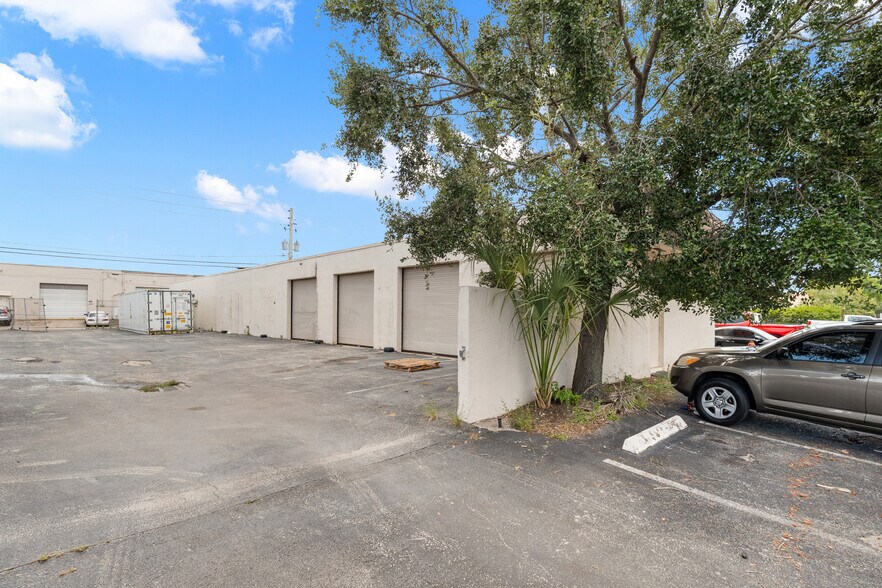 802 NW 57th Ct, Fort Lauderdale, FL à louer - Photo de l’immeuble – Image 2 sur 36