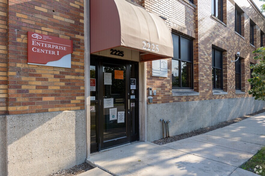 2225 W Harrison St, Chicago, IL à louer - Photo de l’immeuble – Image 1 sur 2