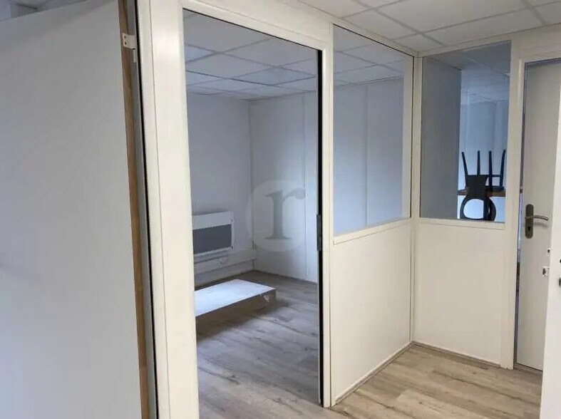 Local d’activités dans Templeuve à louer - Photo de l’immeuble – Image 3 sur 5