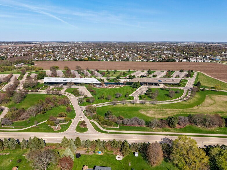 1 Qbe Way, Sun Prairie, WI à louer - Photo de l’immeuble – Image 3 sur 19