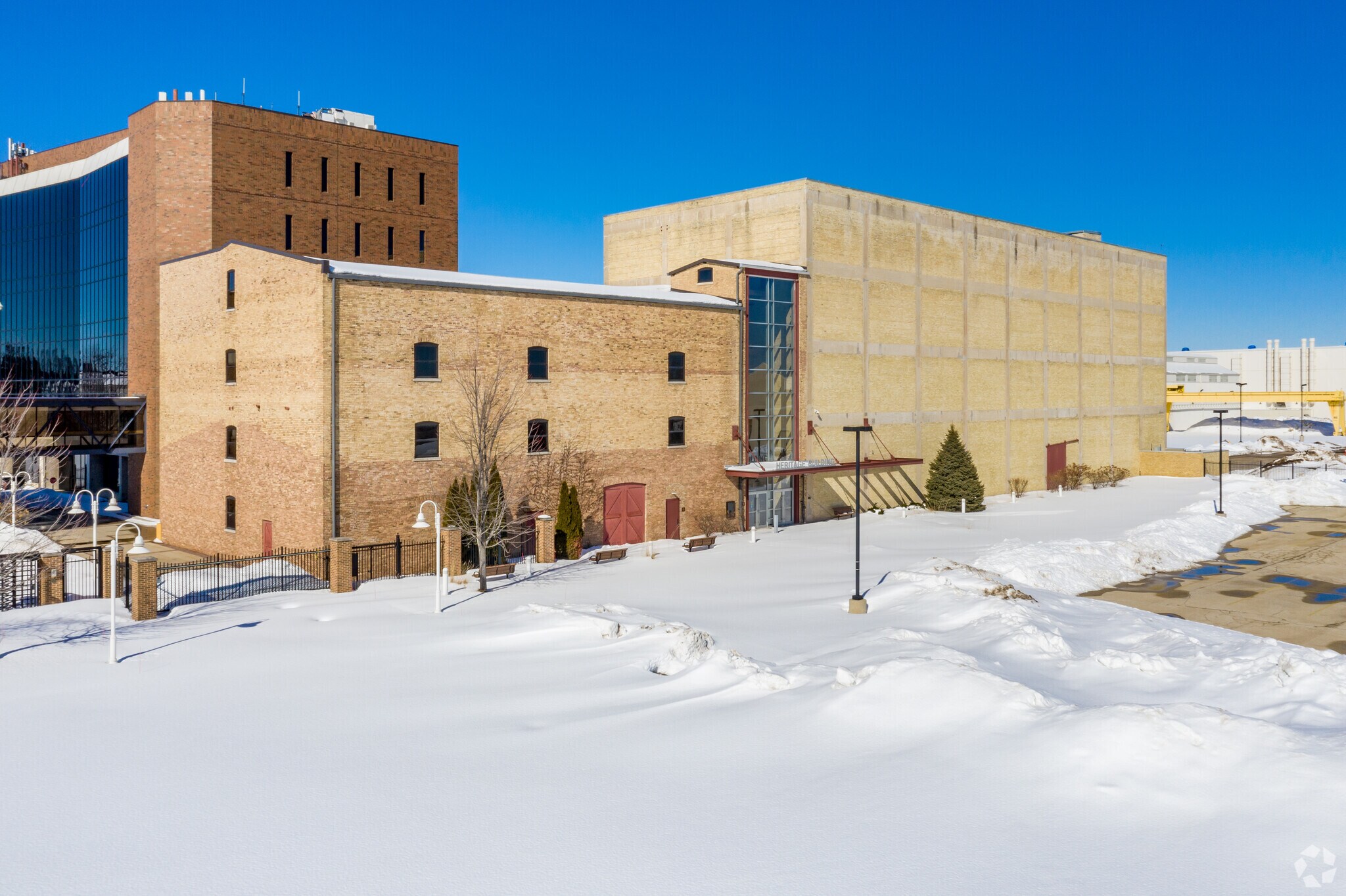 1100 Milwaukee Ave, South Milwaukee, WI à louer Photo principale– Image 1 sur 7