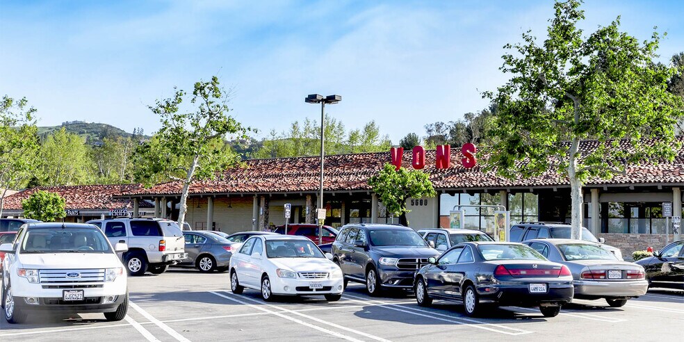 5550-5640 E Santa Ana Canyon Rd, Anaheim Hills, CA à louer - Photo de l’immeuble – Image 3 sur 6