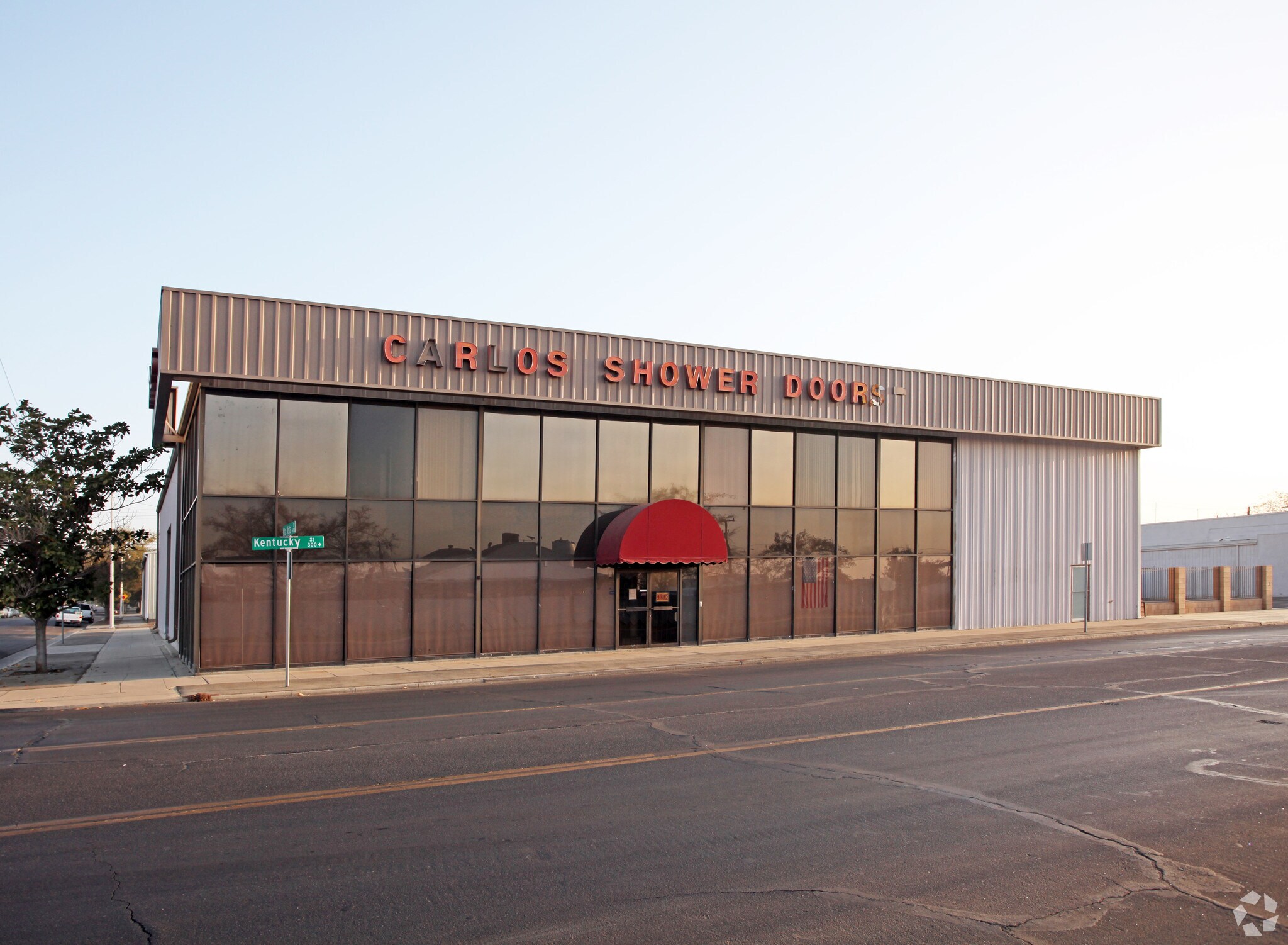 300 Kentucky St, Bakersfield, CA à louer Photo de l’immeuble– Image 1 sur 9