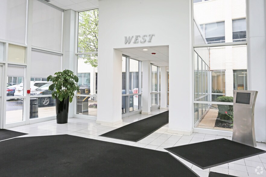 100 Merrick Rd, Rockville Centre, NY à louer - Hall d’entrée – Image 3 sur 17