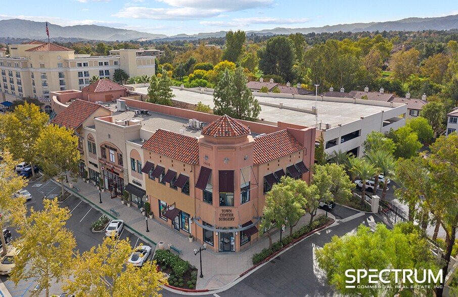 24510 Town Center Dr, Valencia, CA à louer - Photo de l’immeuble – Image 3 sur 7