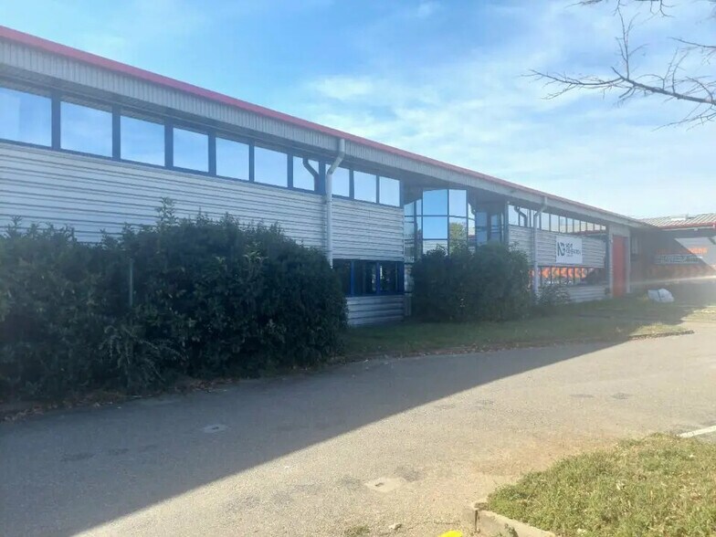 Local d’activités dans Mions à louer - Photo de l’immeuble – Image 1 sur 4