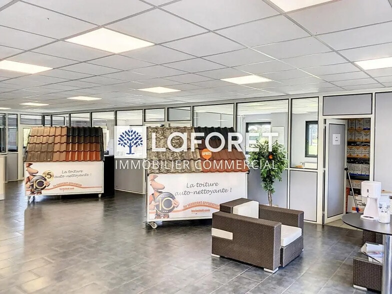 Local d’activités dans Roncq à louer - Photo de l’immeuble – Image 3 sur 8