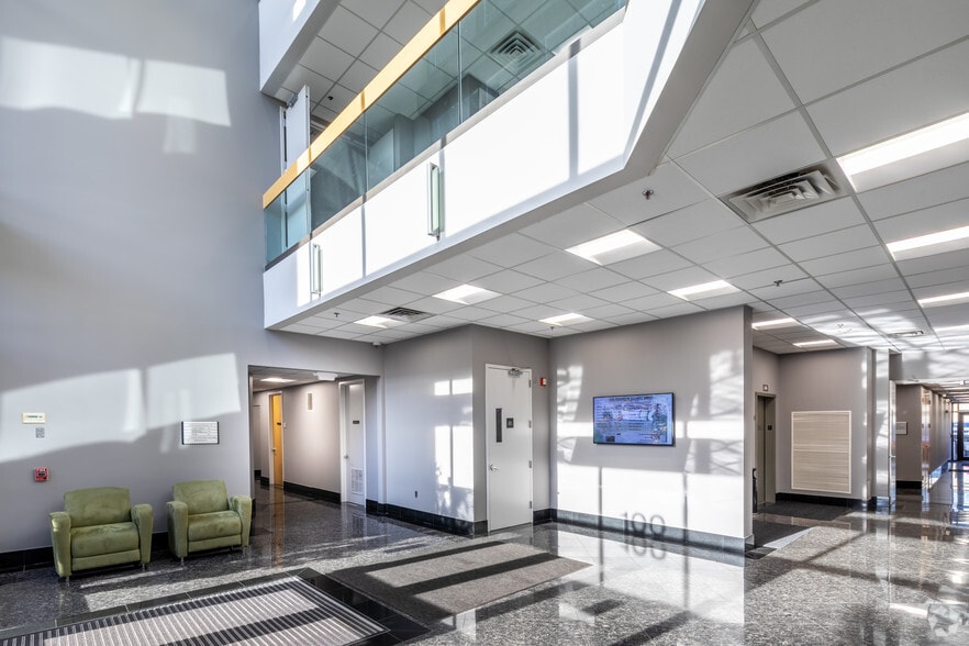 100 Franklin Sq Dr, Somerset, NJ à louer - Hall d’entrée – Image 3 sur 39