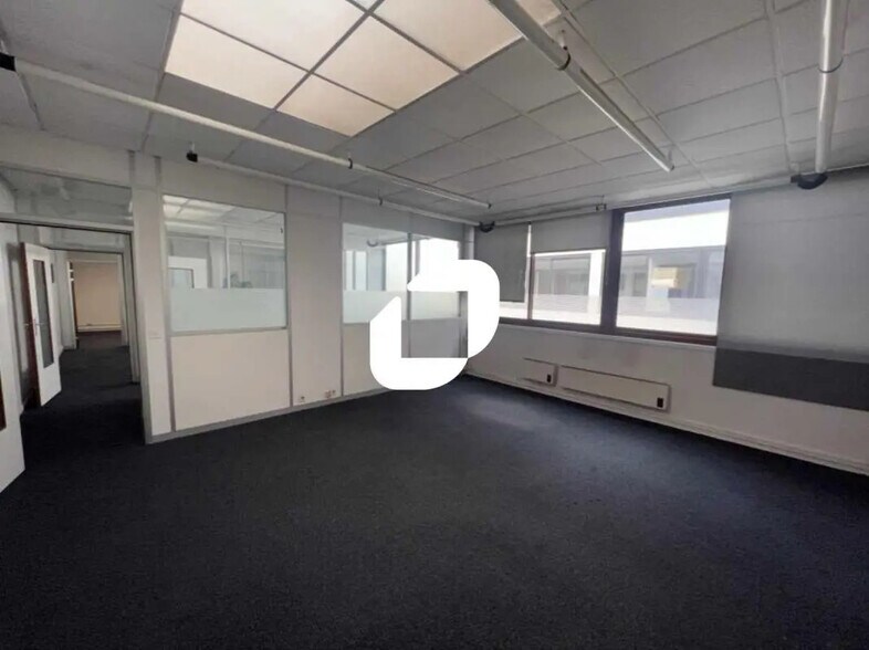 Bureau dans La Madeleine à louer - Photo de l’immeuble – Image 2 sur 15