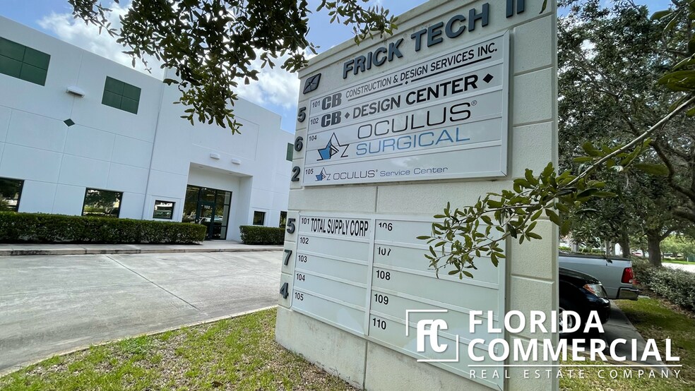 574 NW Mercantile Pl, Port Saint Lucie, FL à louer - Photo de l’immeuble – Image 3 sur 7