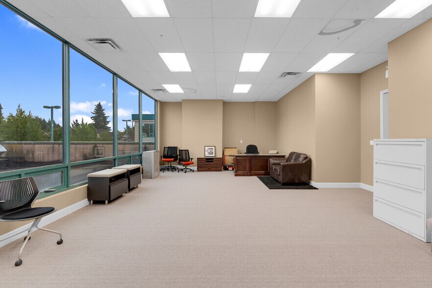 9288 120 St, Surrey, BC à louer - Photo de l’immeuble – Image 3 sur 12