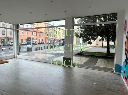 Local commercial dans Villeurbanne à louer - Photo de l’immeuble – Image 1 sur 3