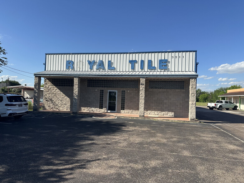 3911 W University Dr, Edinburg, TX à louer - Photo de l’immeuble – Image 1 sur 21