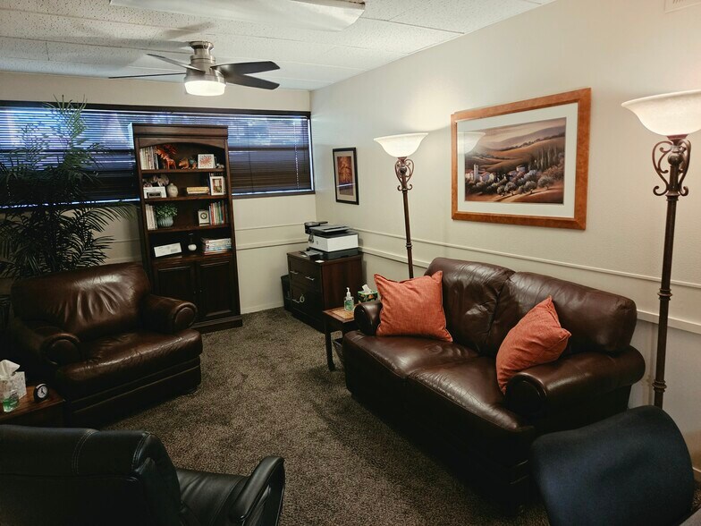 5588 N Palm Ave, Fresno, CA à louer - Photo de l’immeuble – Image 1 sur 4