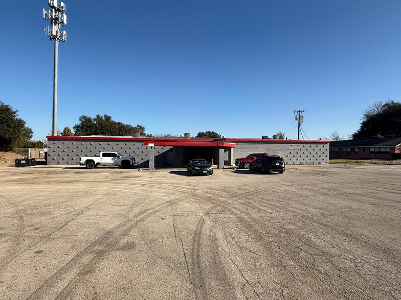 2020 Saturn Rd, Garland, TX à vendre - Photo de l’immeuble – Image 3 sur 14