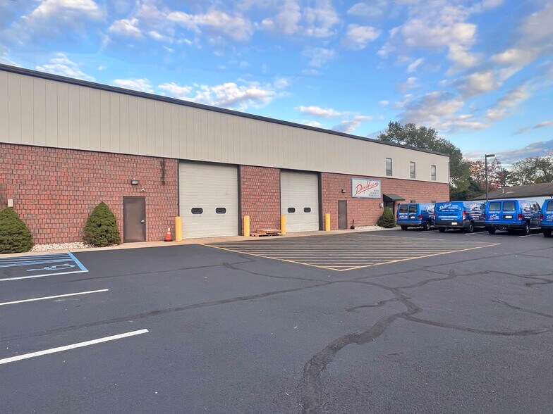 Medford Industrial Park portefeuille de 4 biens à vendre sur LoopNet.fr - Photo de l’immeuble – Image 2 sur 3
