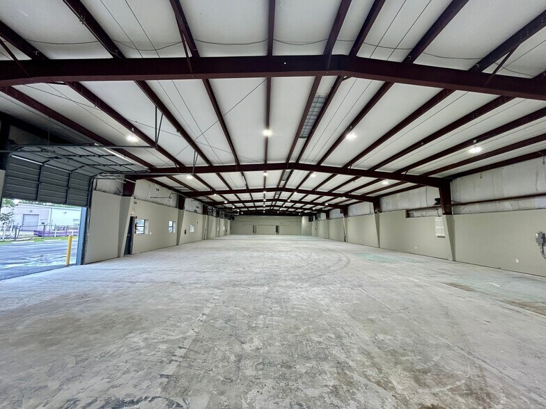 141 Burbank Rd, Oldsmar, FL à vendre - Photo de l’immeuble – Image 3 sur 18