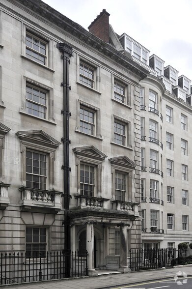 41 Upper Grosvenor St, Londres à vendre - Photo principale – Image 1 sur 4