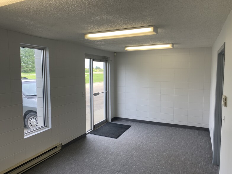 10705 205 St NW, Edmonton, AB à louer - Photo de l’immeuble – Image 3 sur 6
