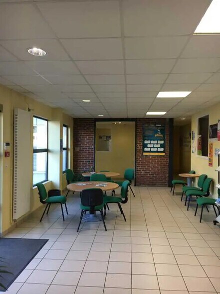 Bureau dans Saint-Quentin à louer - Photo de l’immeuble – Image 2 sur 4