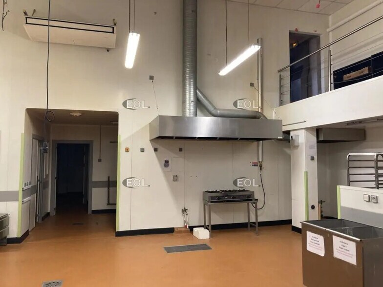 Local d'activités dans Villejuif à vendre - Photo de l’immeuble – Image 3 sur 16