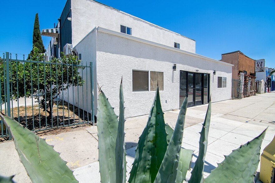 1659 W Florence Ave, Los Angeles, CA à louer - Photo de l’immeuble – Image 3 sur 8