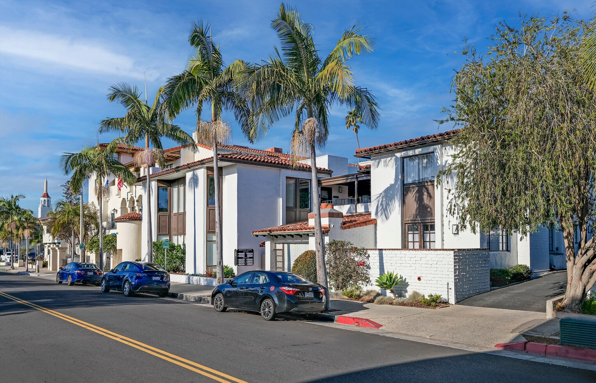 125 E Victoria St, Santa Barbara, CA à louer Photo principale– Image 1 sur 7