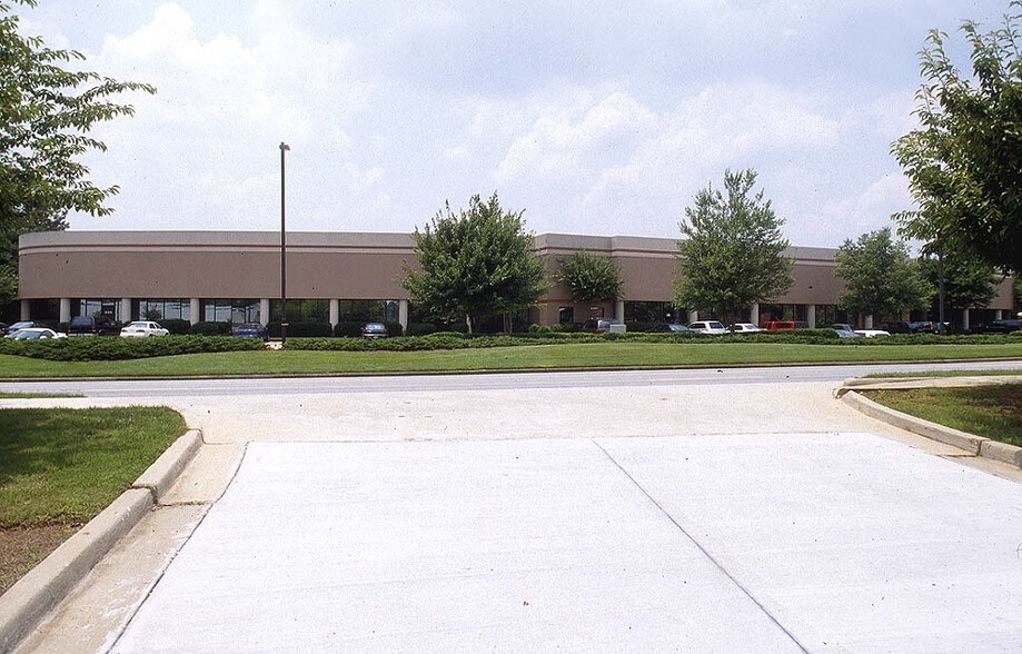 2100 Barrett Park Dr, Kennesaw, GA à louer - Photo principale – Image 2 sur 5