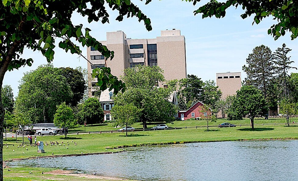 505 University Ave, Bridgeport, CT à louer - Photo de l’immeuble – Image 3 sur 11