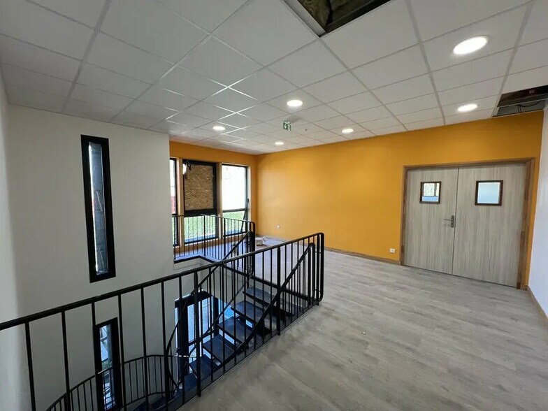 Bureau dans Oudalle à louer - Photo de l’immeuble – Image 1 sur 5