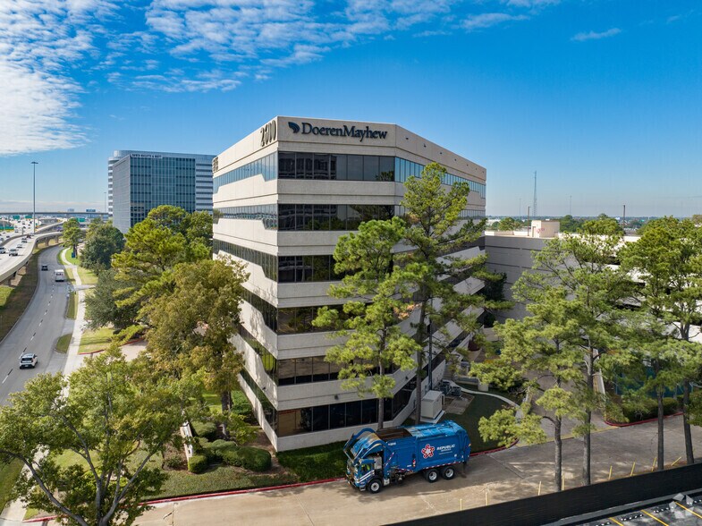 2600 N Loop Fwy W, Houston, TX à louer - Photo de l’immeuble – Image 2 sur 10