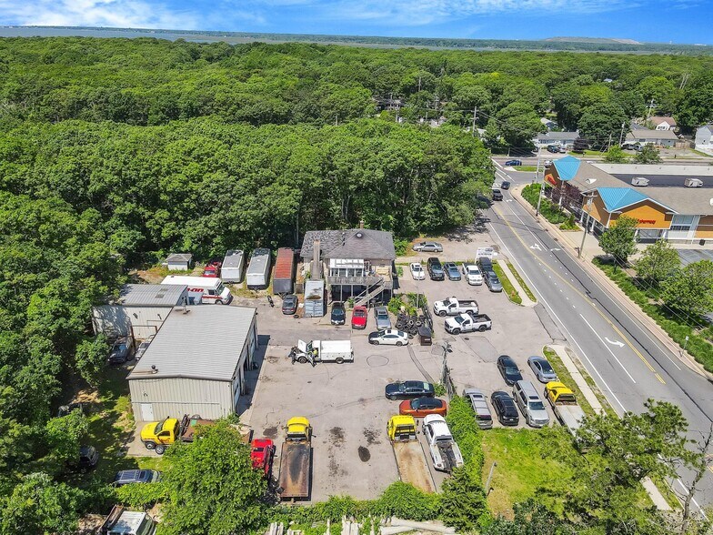 18 Havenwood Dr, Shirley, NY à vendre - Photo de l’immeuble – Image 2 sur 16