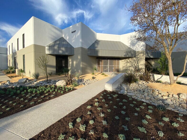 9207 Eton Ave, Chatsworth, CA à louer - Photo de l’immeuble – Image 3 sur 14