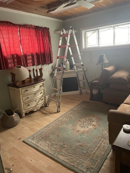 1958 Brockway St, Saginaw, MI à vendre - Photo intérieure – Image 3 sur 10