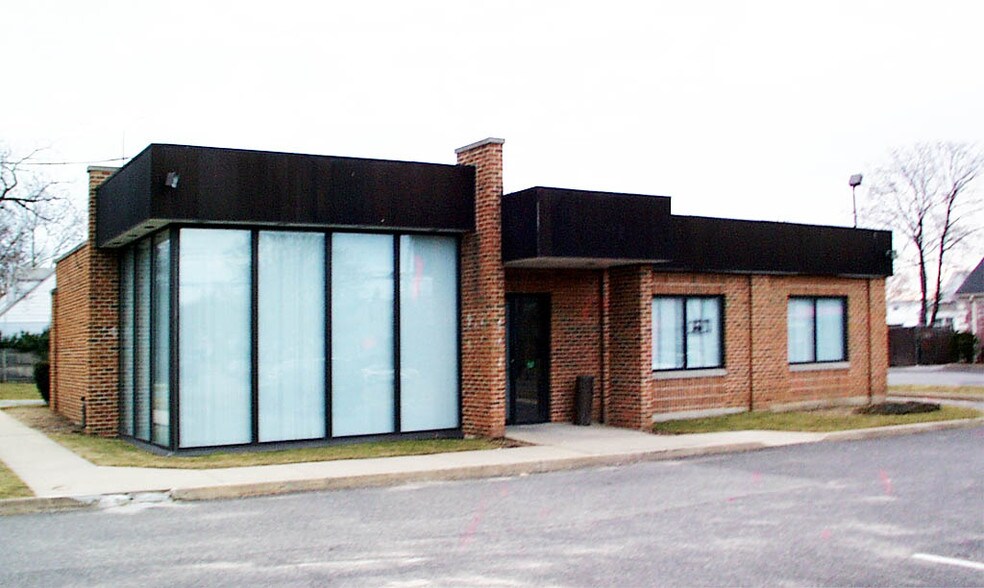 1620 Front St, East Meadow, NY à louer - Photo principale – Image 1 sur 24