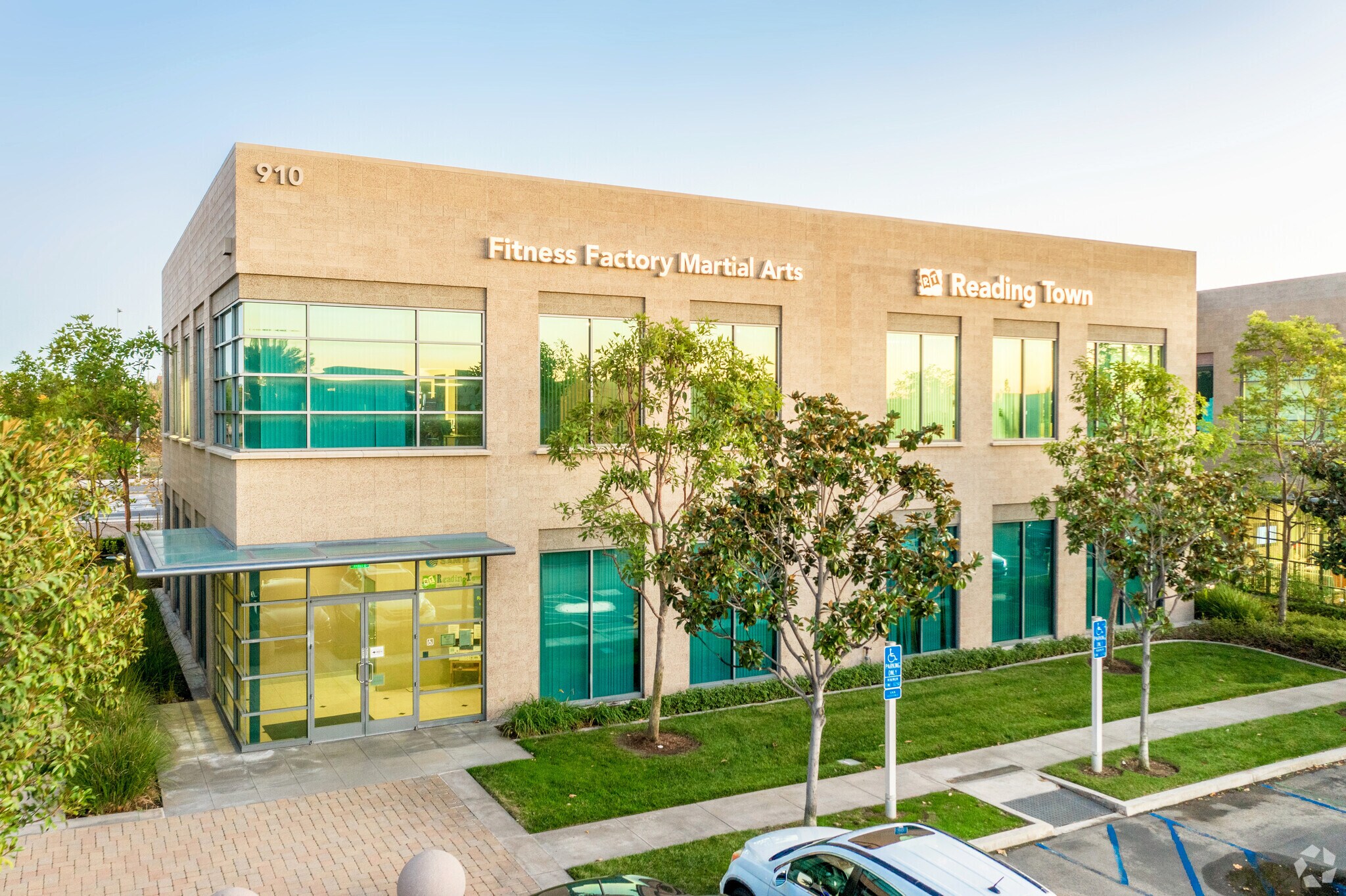 910 Roosevelt Ave, Irvine, CA à louer Photo principale– Image 1 sur 7