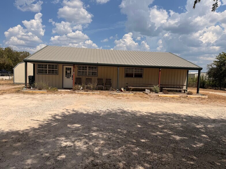 460 Jones Ave, Blanco, TX à louer - Photo de l’immeuble – Image 3 sur 15
