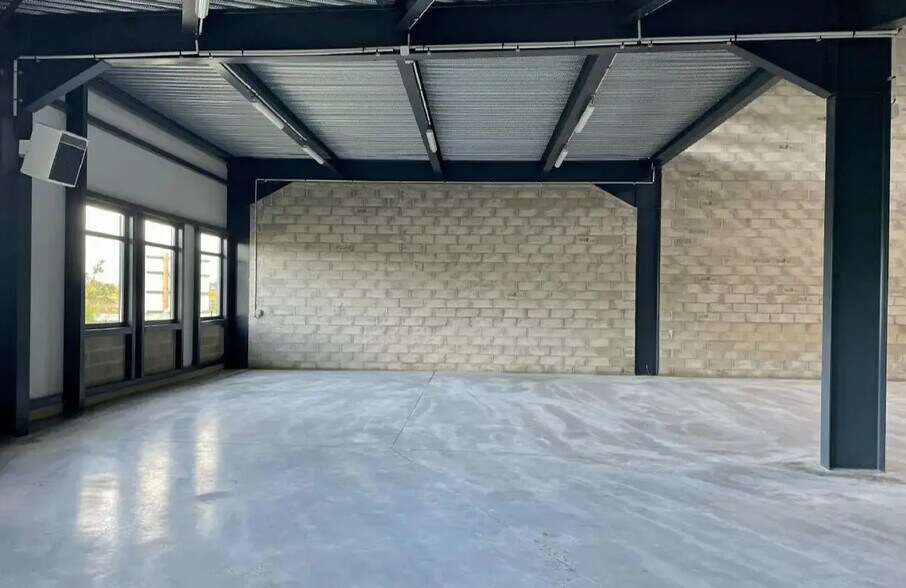 Local d'activités dans Marines à vendre - Photo de l’immeuble – Image 1 sur 14