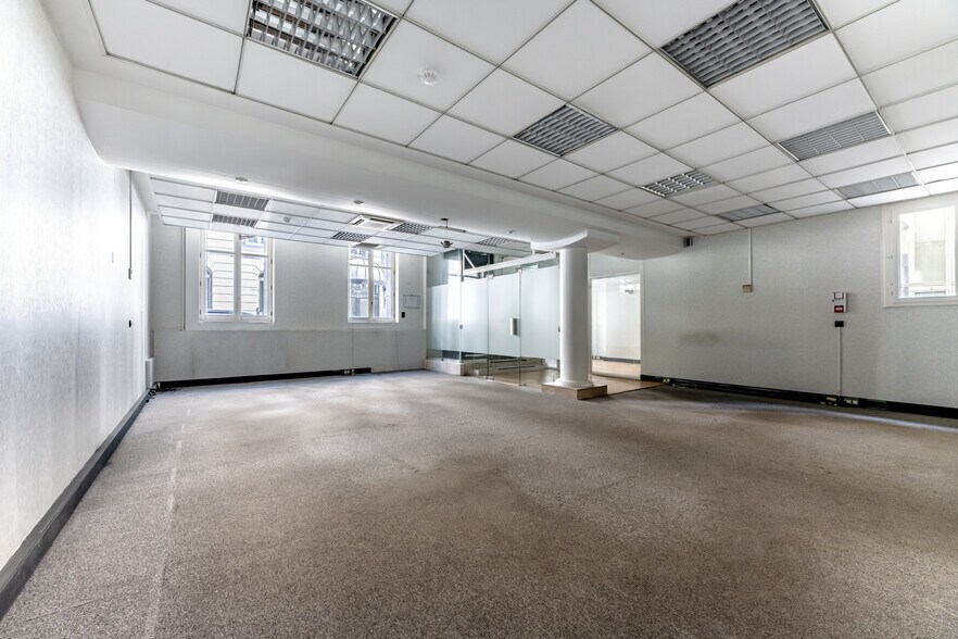 15 Rue Lord Byron, Paris à vendre - Photo de l’immeuble – Image 1 sur 16