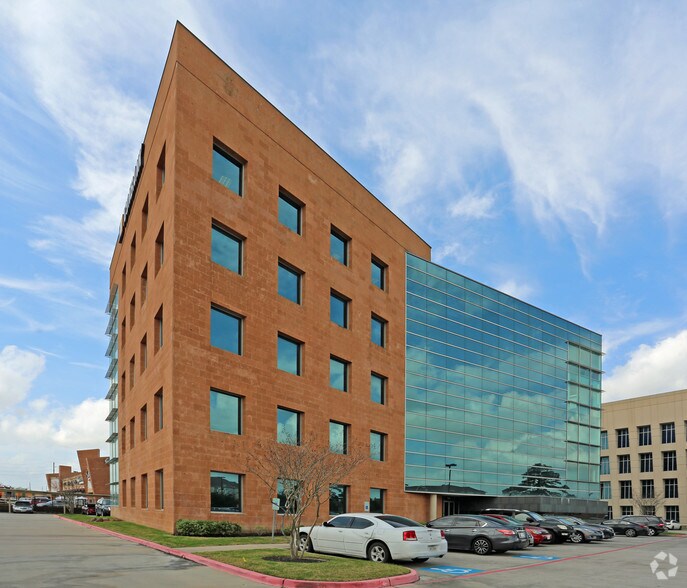 7908 N Sam Houston Pky W, Houston, TX à louer - Photo de l’immeuble – Image 2 sur 3