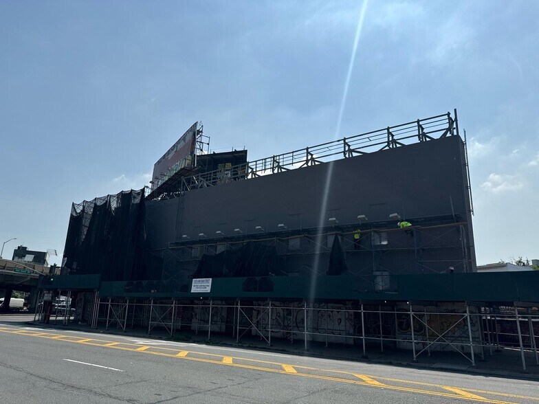 51-03 Van Dam St, Long Island City, NY à louer - Photo de l’immeuble – Image 2 sur 2