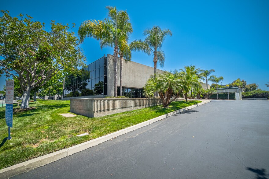 2261 Rutherford Rd, Carlsbad, CA à louer - Photo de l’immeuble – Image 2 sur 6