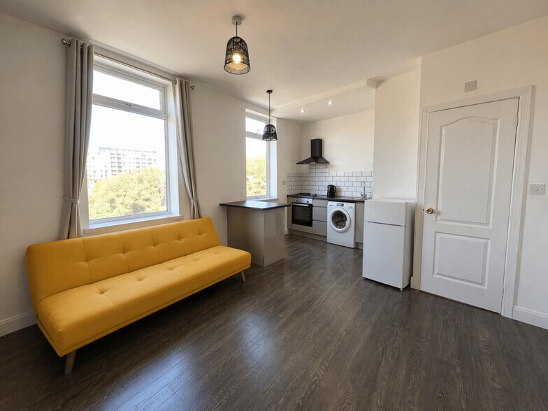 16A Crescent, Salford à vendre - Photo de l’immeuble – Image 3 sur 9